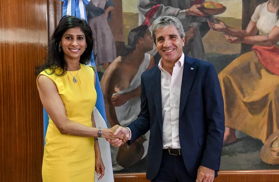 Caputo analizó con Gita Gopinath, vicedirectora del FMI, la marcha de la economía y el acuerdo con el organismo