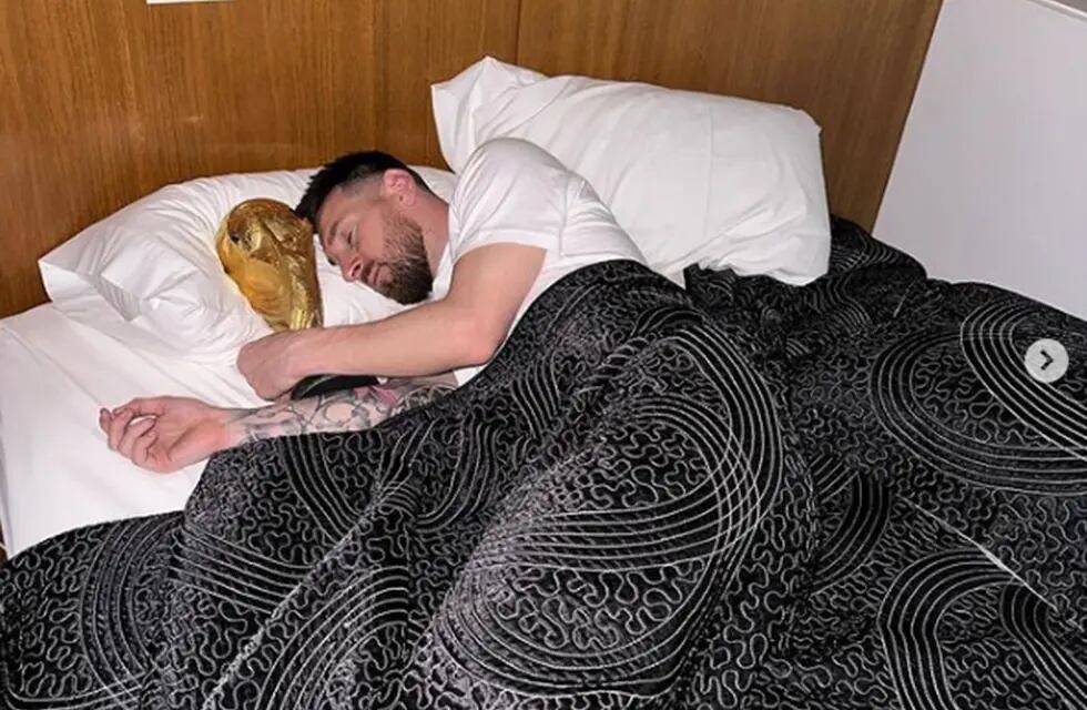 Messi, en la cama y con la Copa del Mundo... ¡Mirá lo que es esa foto! (@leomessi).