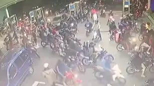 Ataque piraña: 50 motociclistas robaron nafta de una estación de servicio