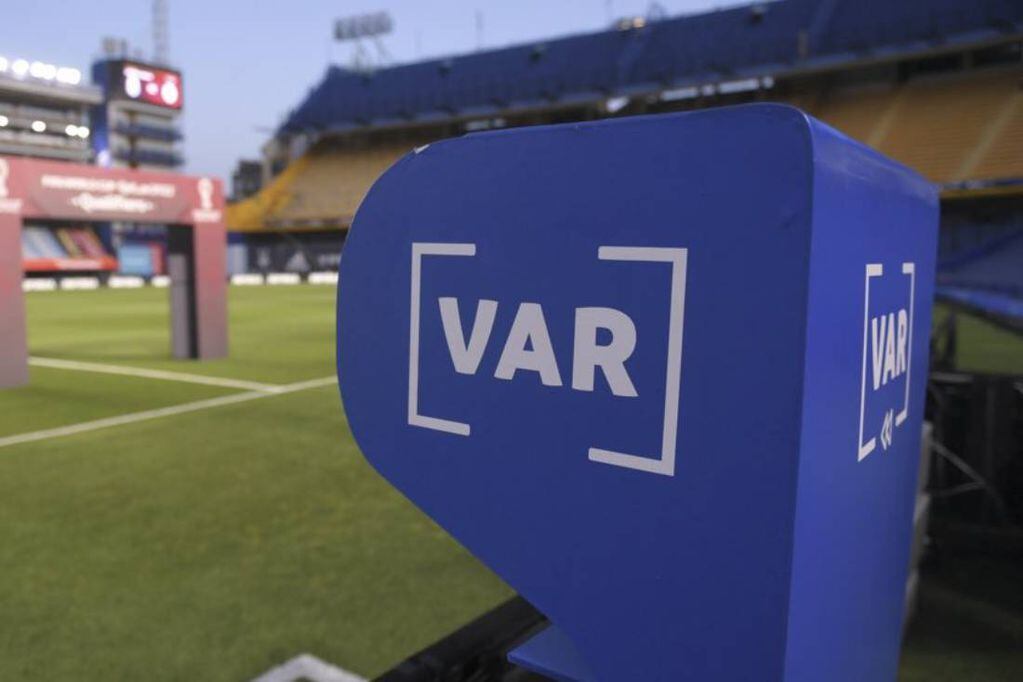 El VAR se implementará en el fútbol de Primera en Argentina.