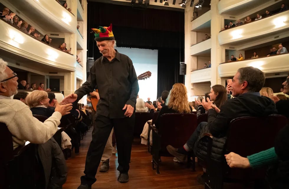 El actor, al final de su festejo por los 60 años de trayectoria, el sábado, en el teatro Independencia. / Gentileza: Ministerio de Cultura y Turismo de Mendoza
