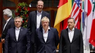 Alberto Fernández, al lado de Mario Draghi (primer ministro de Italia, arriba a la derecha), Boris Johnson (primer ministro británico, derecha) y David Malpass (presidente del Banco Mundial, segundo a la derecha)