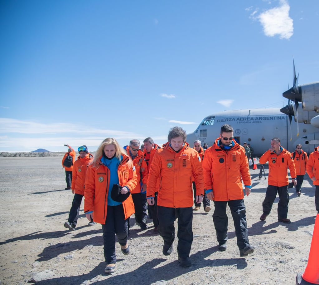 El presidente Javier Milei y su comitiva en la Antártida.