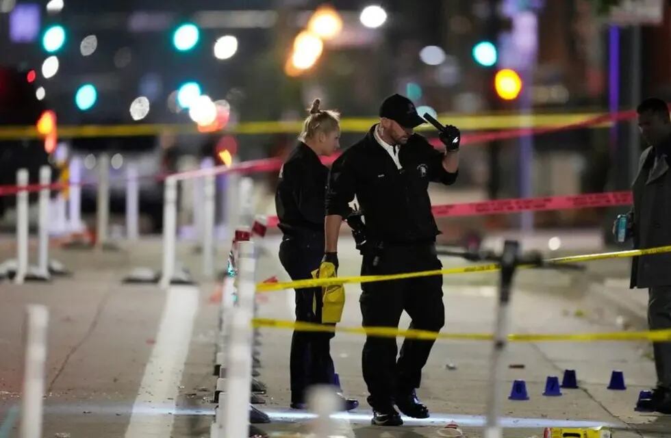 Un tiroteo durante la celebración del título de los Denver Nuggets dejó a nueve personas heridas. Foto: AP.