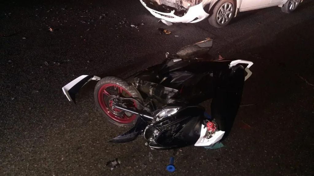La moto del accidente fatal que ocurrió días antes frente a la estación. Foto: Policía Mobile.