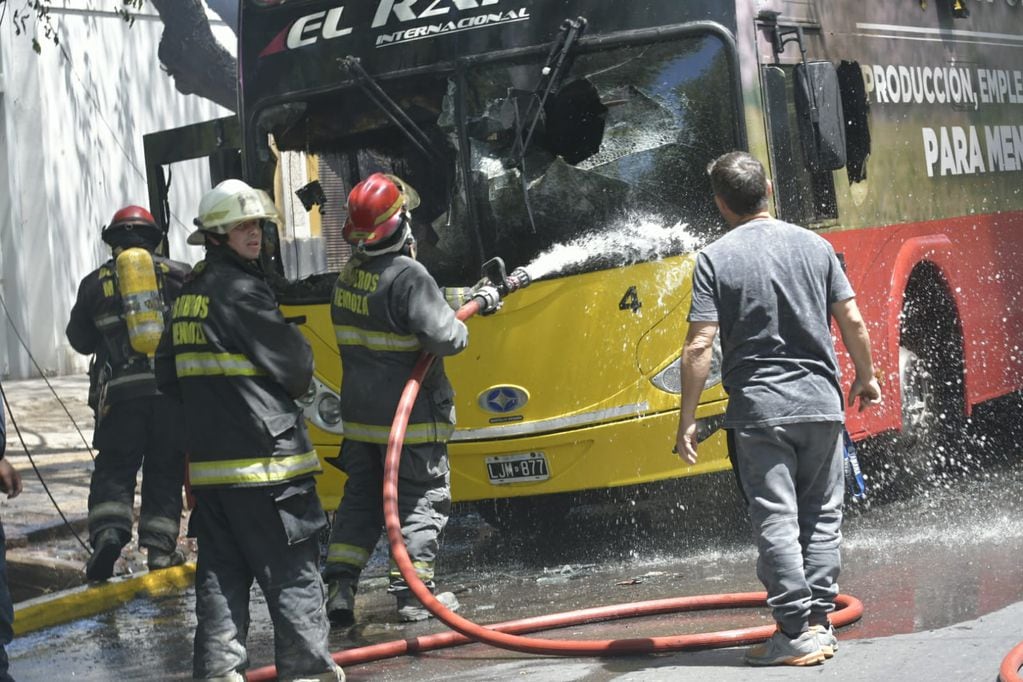 Se incendió un micro del Partido Federal en pleno centro. Orlando Pelichotti / Los Andes