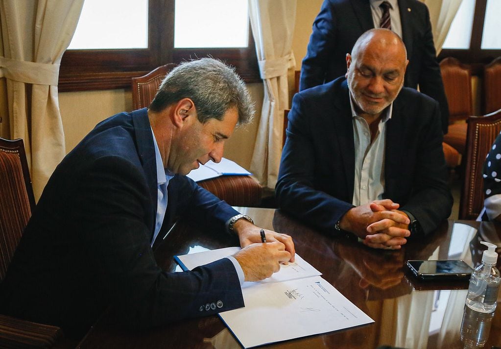 El gobernador Uñac firmó el acuerdo con las autoridades nacionales.