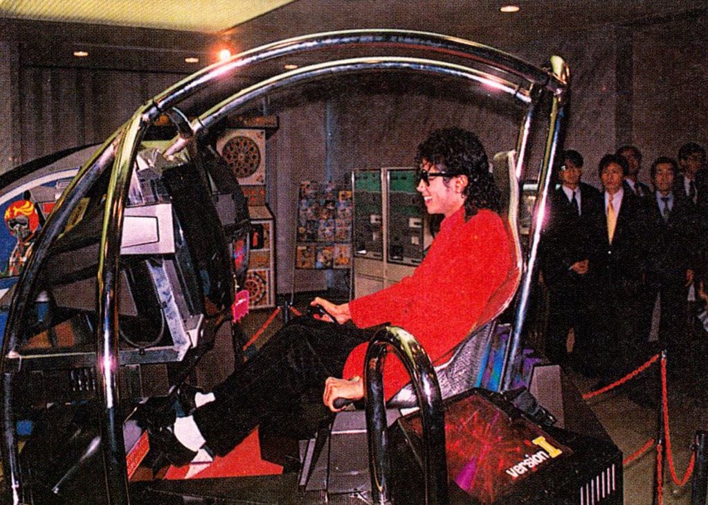 Michael Jackson, durante su recorrida por Sega en 1990 para terminar de dar forma al videojuego inspirado en su película, "Moonwalker".
