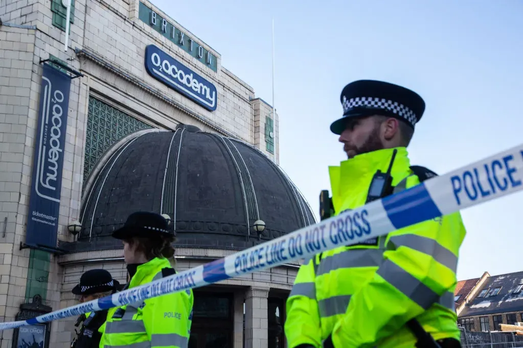 Una mujer murió por una estampida humana a la entrada de un concierto en Londres.
