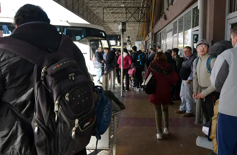 Comienza a usarse Previaje 5 pero en Mendoza aseguran que el programa ha perdido demanda. Terminal de ómnibus con turistas y pasajeros. 

Foto:  Orlando Pelichotti
