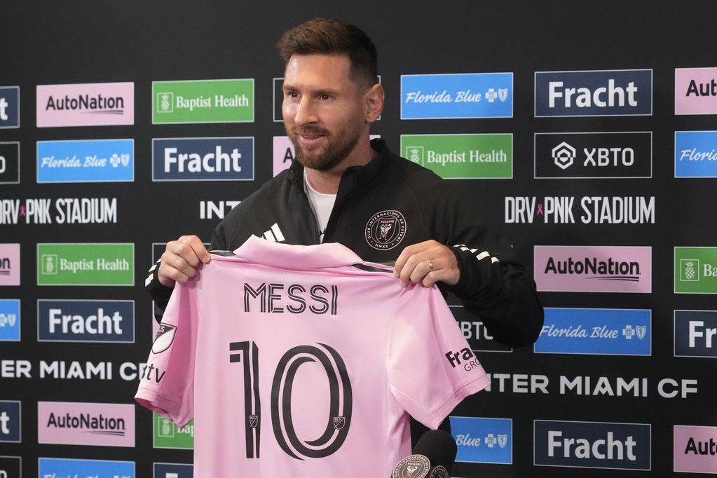 Lionel Messi muestra su camiseta del Inter Miami durante una rueda de prensa, el jueves 17 de agosto de 2023, en Fort Lauderdale, Florida. (AP Foto/Marta Lavandier)