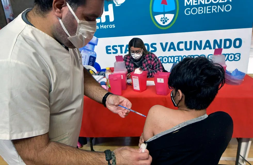 La campaña de vacunación en el estadio Polimeni, de Las Heras, continuó con la aplicación de primeras dosis a menores.  Foto: Orlando Pelichotti