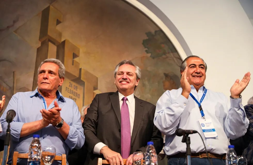 Con los cambios en el sistema de libre elección, Alberto Fernández cumplió su promesa con la CGT. En la foto, junto a Carlos Acuña y Héctor Daer. (Archivo)