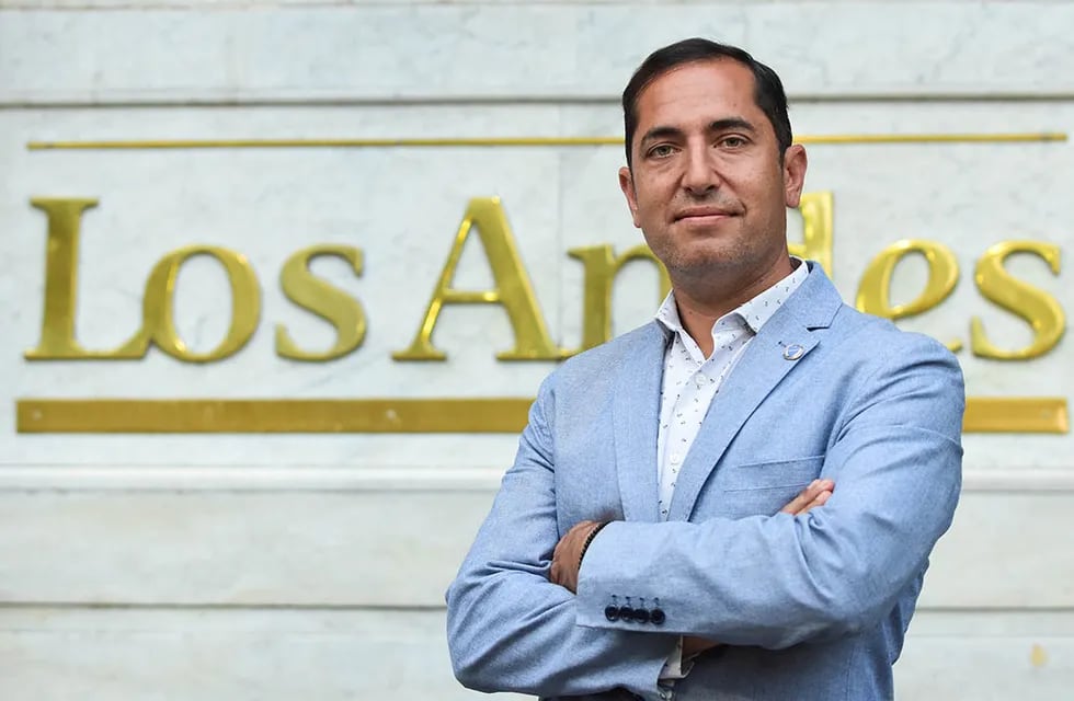 Andrés Nicosia, candidato a presidente por "Renovación Bodeguera", en la puerta de Los Andes. / Mariana Villa.