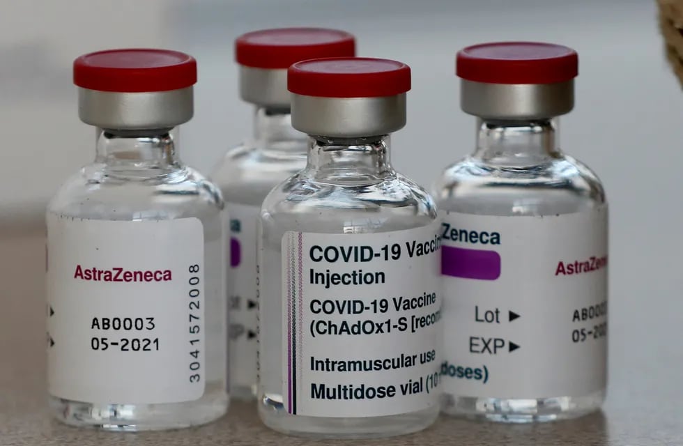 Los gobiernos europeos cambian la visión sobre la vacuna de AstraZeneca y quieren vacunar a mayores de 55 años.