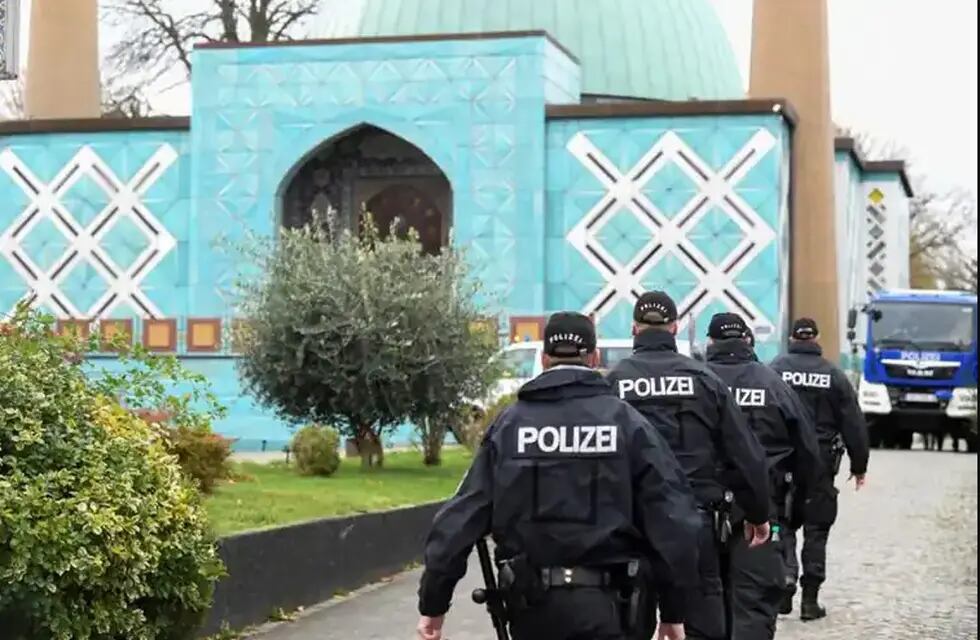 La policía de Alemania se encuentra realizando varios operativos en centros islamistas del país que están bajo sospecha de fomentar el antisemitismo, el odio a Israel y promover el fundamentalismo de Hezbolá.