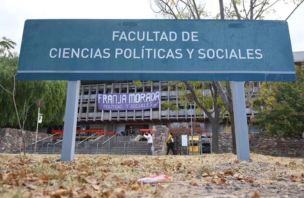 Facultad de Ciencias Políticas y Sociales de la U N Cuyo, donde hubo elecciones en una fuerte pelea por el decanato
Foto: José Gutierrez / Los Andes