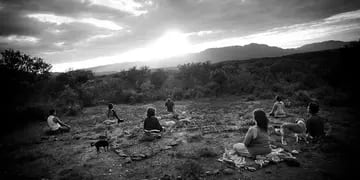 Los aldeanos a la madrugada, durante la meditación. Foto de Diego Lima. 