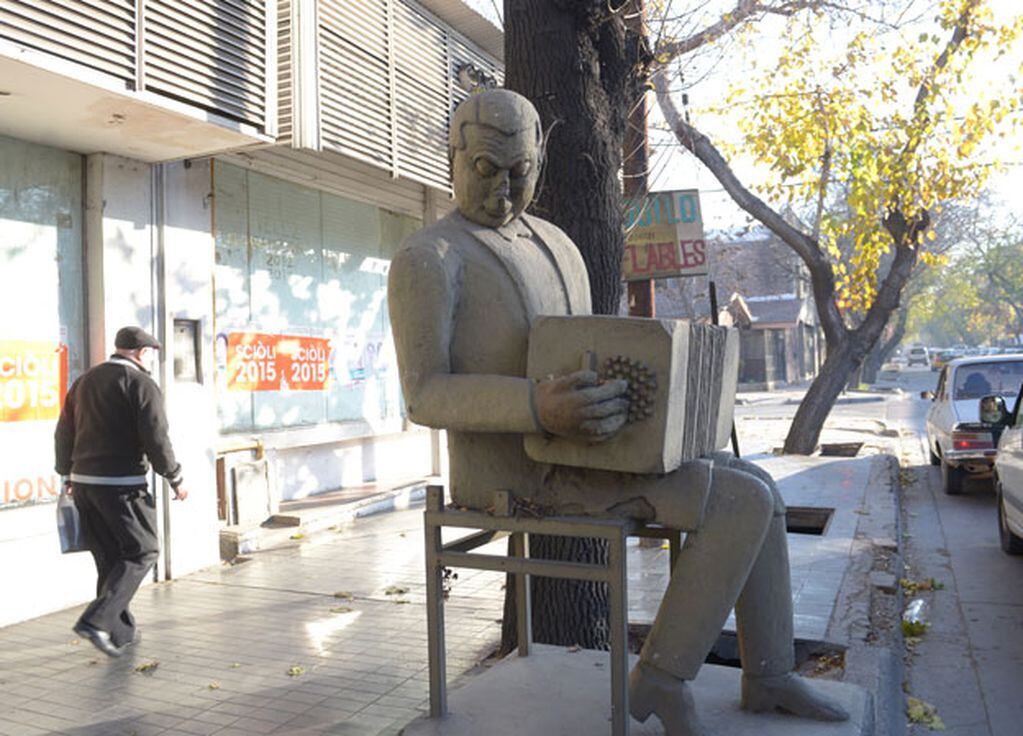 La Esquina del Tango ya luce el restaurado monumento a Aníbal Troilo. Foto: Prensa Ciudad de Mendoza