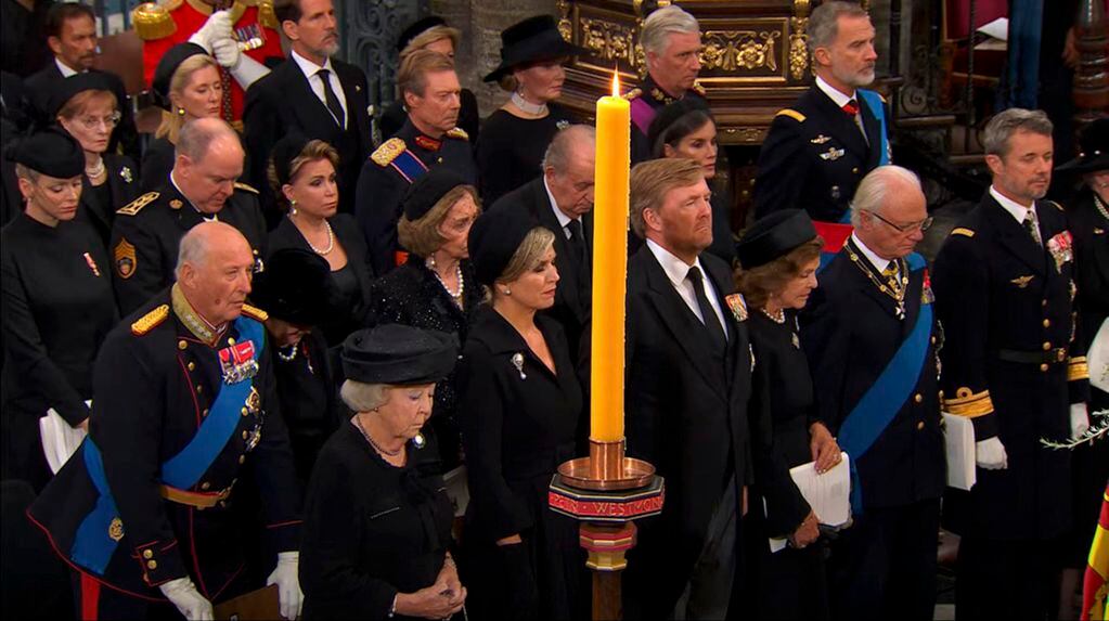 Los reyes de España, Felipe VI y Letizia, junto a los eméritos, Juan Carlos y Sofía, en el funeral de Isabel II en la abadía de Westminster, en Londres, la primera imagen conjunta de los cuatro desde 2020. EFE