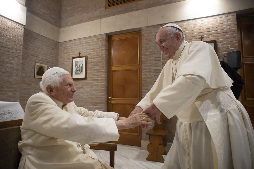 El papa emérito Benedicto XVI falleció a los 95 años y Francisco presidirá la ceremonia del funeral en un hecho único en la historia del catolicismo: que un máximo pontífice despida a otro.