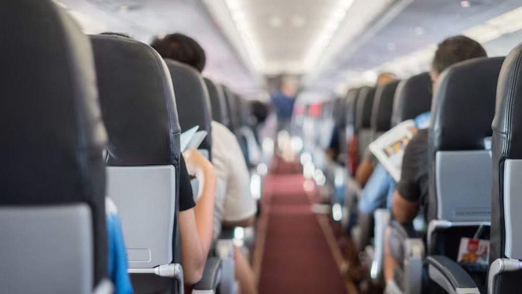 Este incidente reavivó el debate sobre la “etiqueta” de viaje y las expectativas de los pasajeros en los vuelos comerciales. 