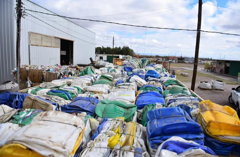 Los fardos ya compactados de envases de agroquímicos enviados por el Iscamen a la planta de reciclado de Junín / Gentileza