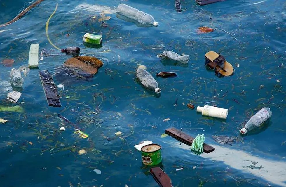 Alarmante: unas 270 mil toneladas de plástico flotan en el mar