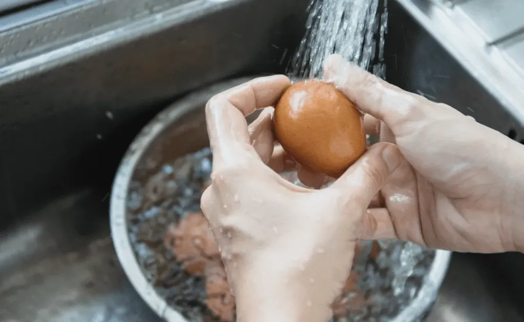 Los huevos se deben lavar antes de consumirlos, no al guardarlos.