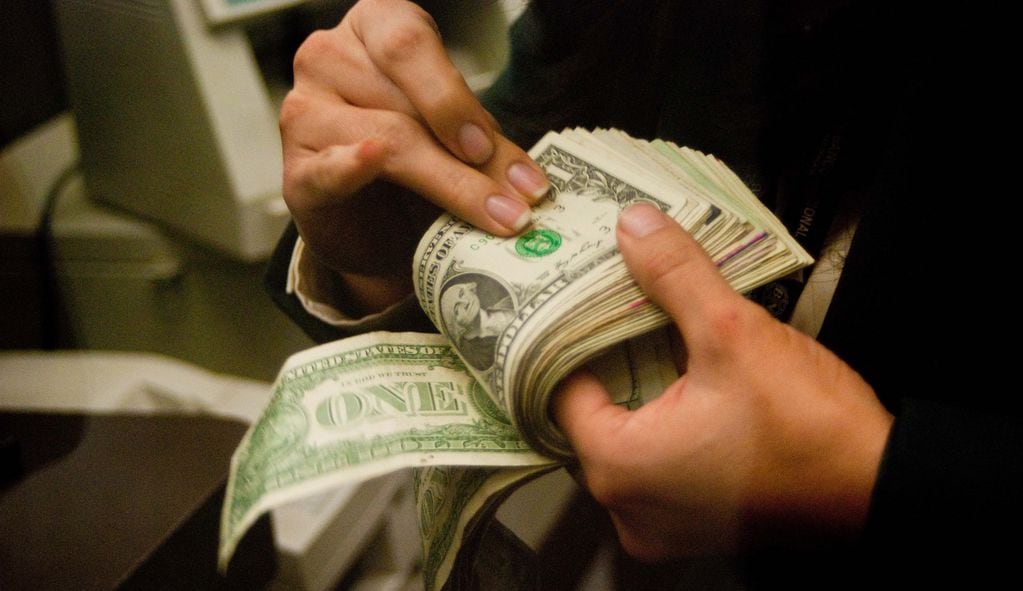 Dólar hoy: en los cajeros automáticos de los bancos es posible retirar los billetes de "cara grande"