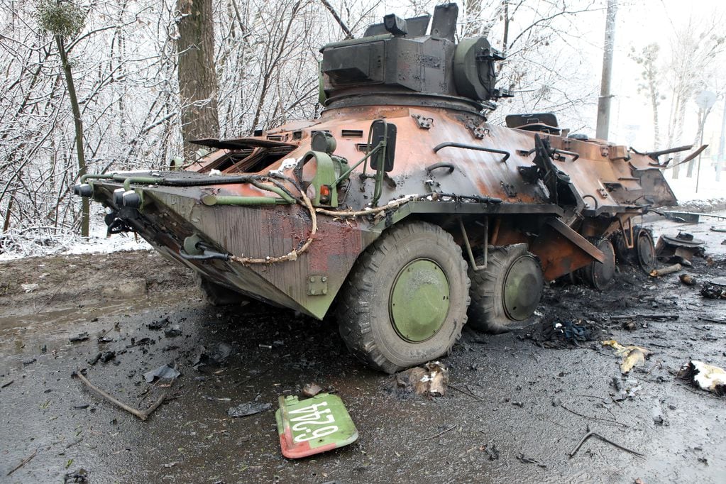 Un vehículo militar destruido se puede ver en las afueras de Kharkiv el tercer día de la invasión rusa de Ucrania. (AP)