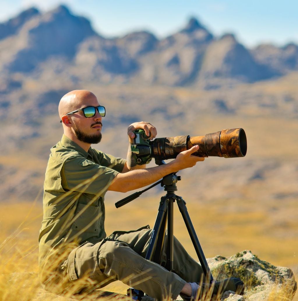 El fotógrafo cordobés Hernán Rojo en la zona donde logró captar la imagen del gato andino. (Gentileza @hernan_rojo_)