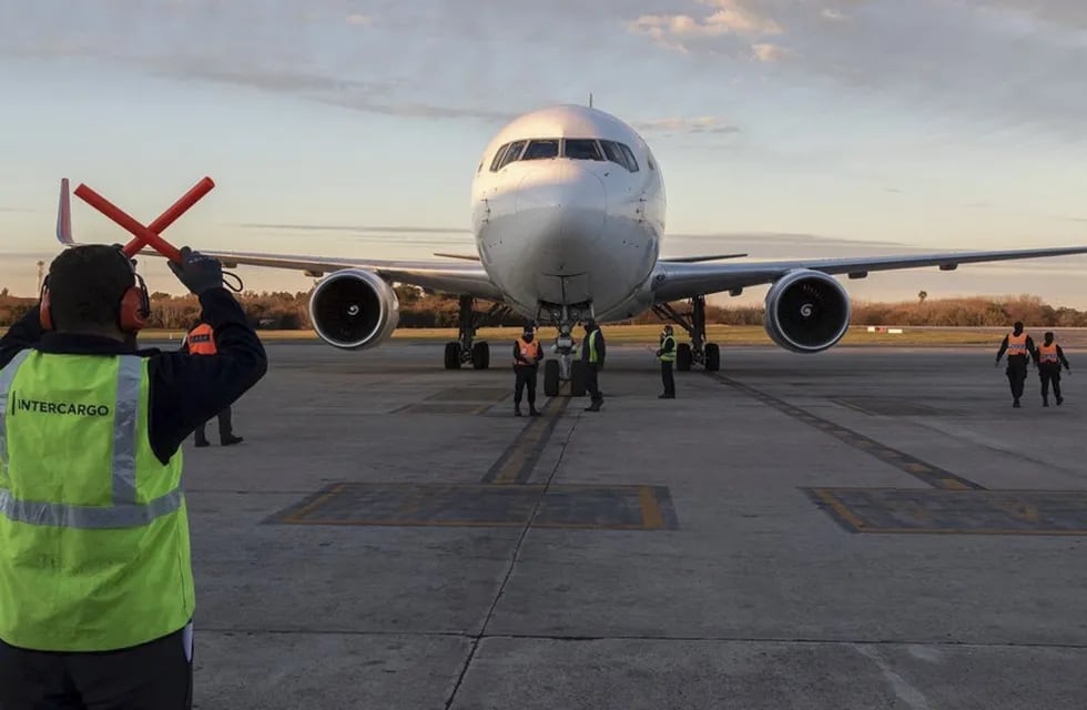 Un vuelo con más de 800 mil dosis de la vacuna AstraZeneca llegó esta tarde a Argentina. Foto: Gentileza