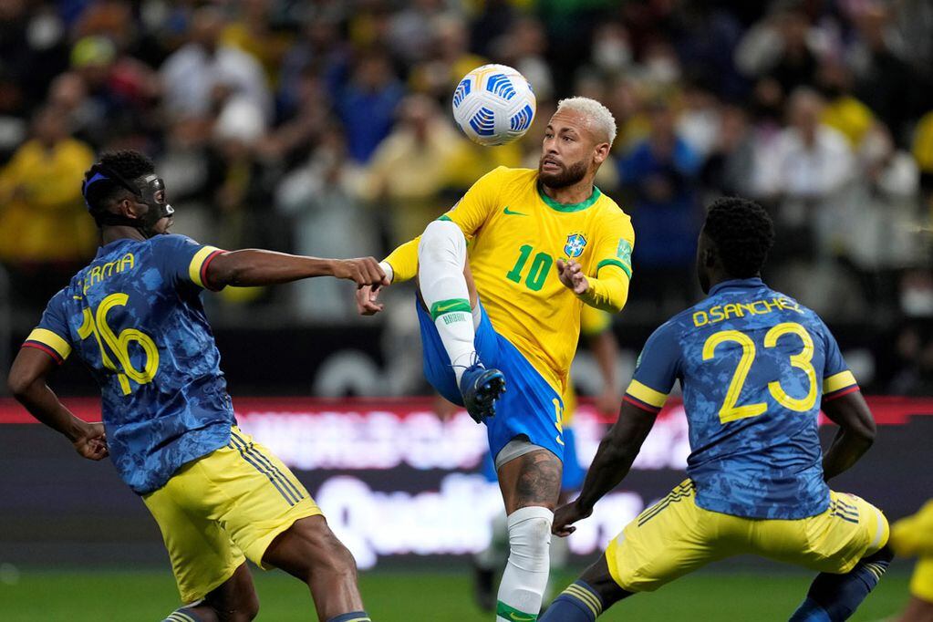 Neymar, referente de Brasil, en el partido ante Colombia por las eliminatorias sudamericanas. (AP)
