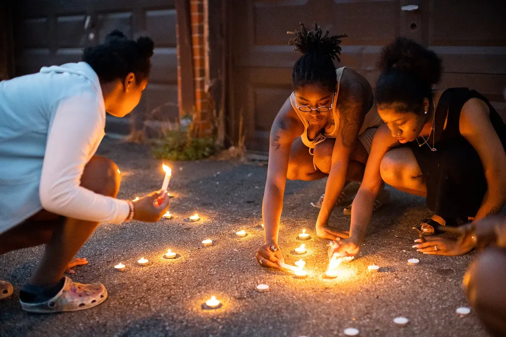 Amigas de la víctima encendieron velas con el mensaje de “RIP Kiya”. Foto: The New York Times