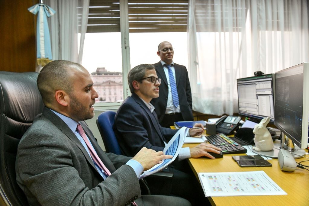 Martín Guzmán junto al exsecretario de Finanzas, Rafael Ignacio Brigo (parado) y al ex subsecretario de Financiamiento, Ramiro Tosi.