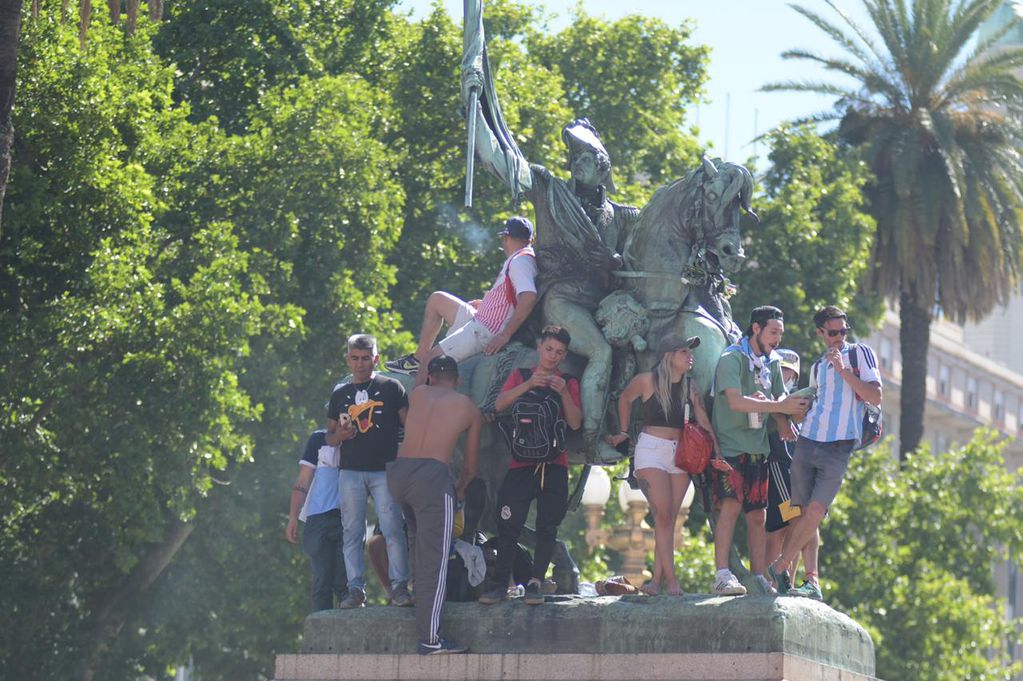 Incidentes en Plaza de Mayo durante el velorio de Diego Maradona.