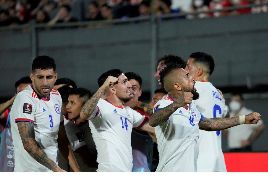Chile sumó la tercera victoria seguida y escaló al quinto puesto en las eliminatorias. (AP)