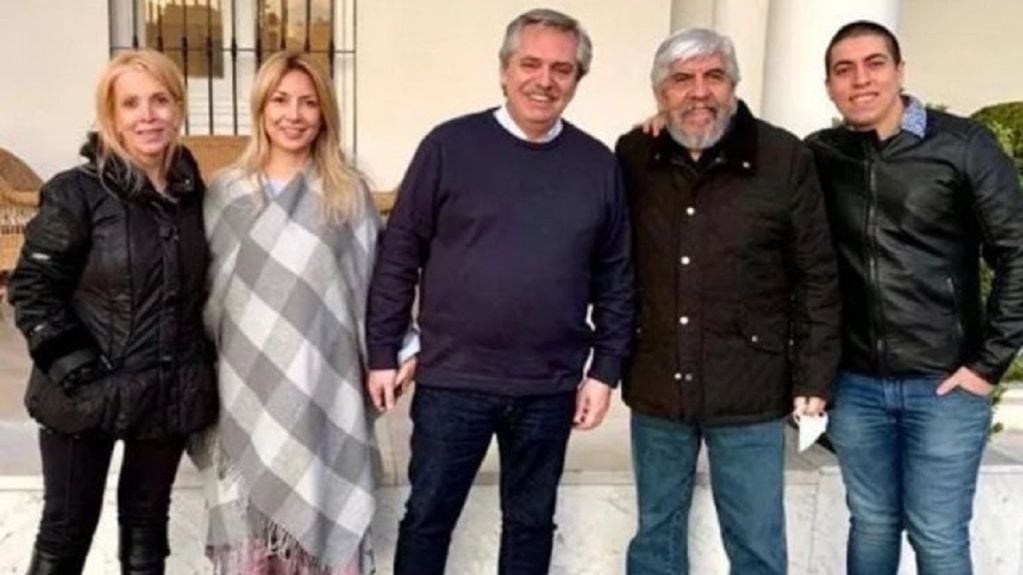 Alberto Fernández junto a la familia Moyano en agosto de 2020 - 