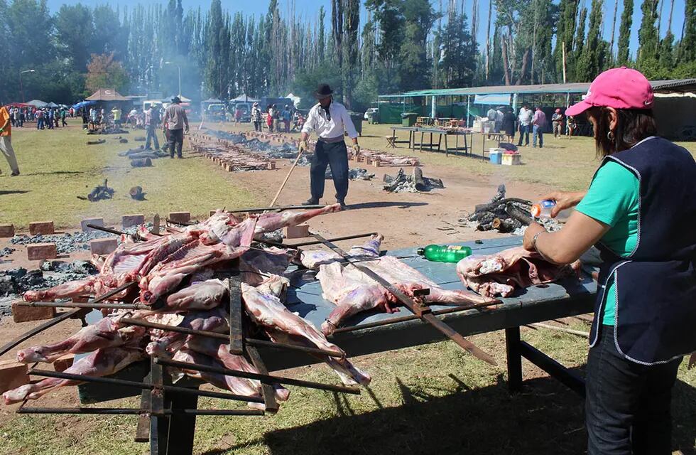 Vista del tradicional asado de chivos y concurso de chivo durante la celebración de los malargüinos (Gentileza: Adriana Arano)