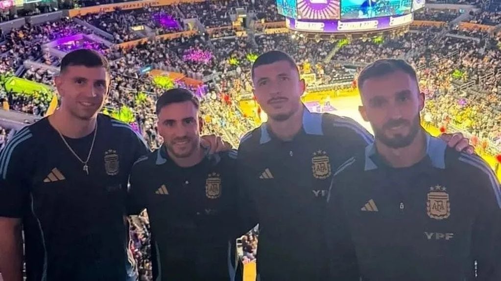 La Selección Argentina campeón del Mundo en Los Ángeles, viendo un partido de la NBA: los lakers de LeBron ante Indiana.