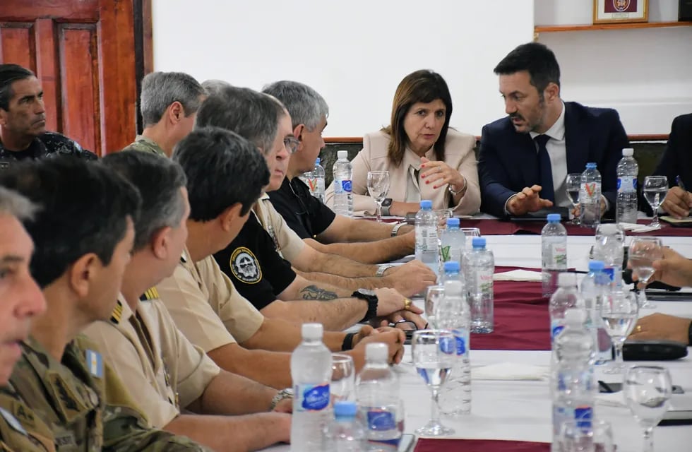 La ministra de Seguridad, Patricia Bullrich, y de su par de Defensa, Luis Petri - Foto Clarín