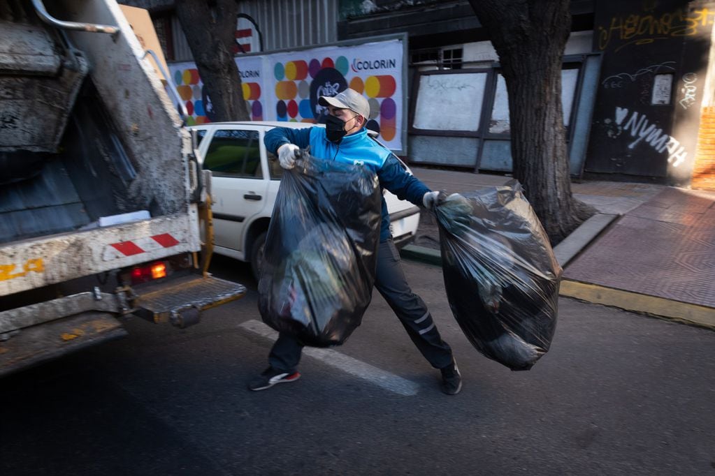Por la mañana de 6 a 13:30, Diego Medina trabaja como recolector de residuo. Y por la tarde se calza el buzo de profe para entrenar a las categorías de El Ciclón.