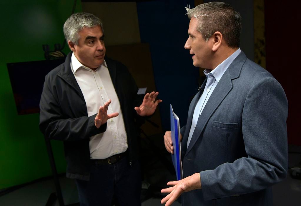 Raúl Pedone y Fernando Toledo, ajustando detalles del encuentro. Foto: Orlando Pelichotti 
