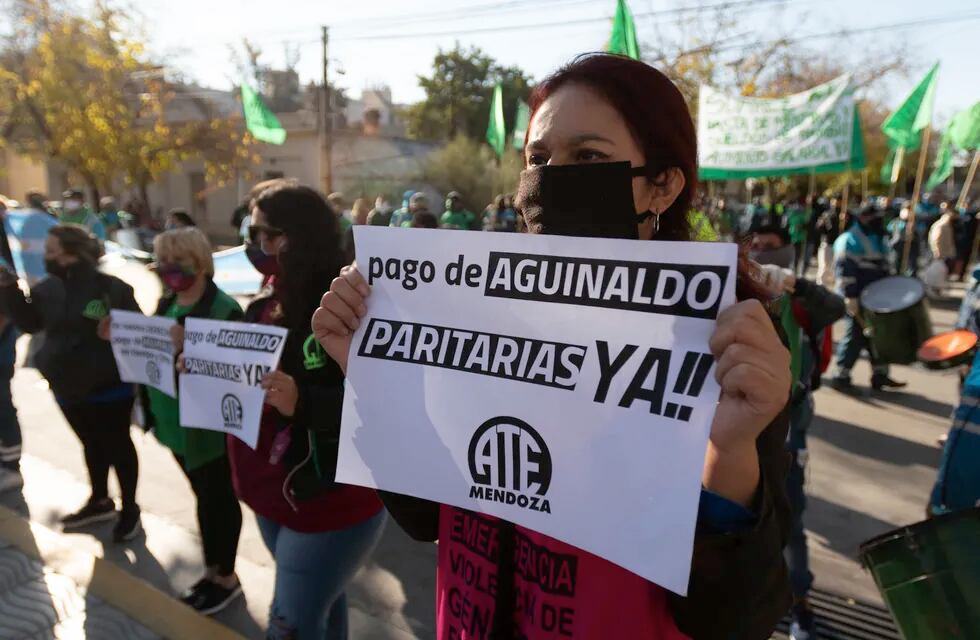 Trabajadores de ATE marchan por el pago en cuotas del medio aguinaldo
