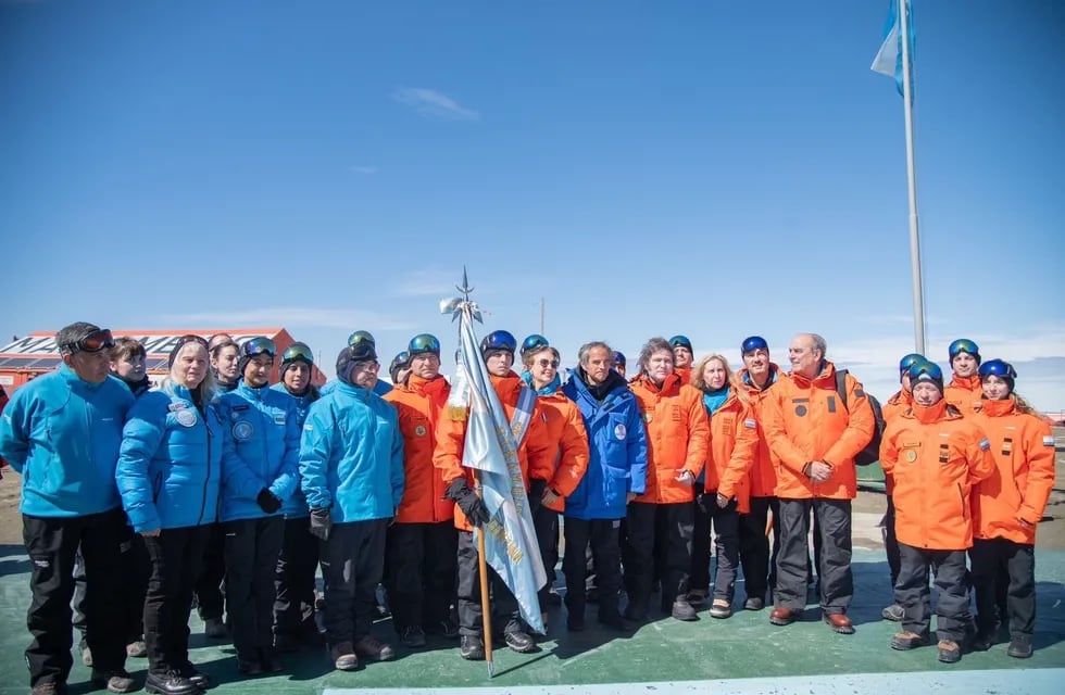 El presidente Javier Milei tuvo un exitoso viaje a la Antártida, donde fue recibido por científicos y personal de la estación.