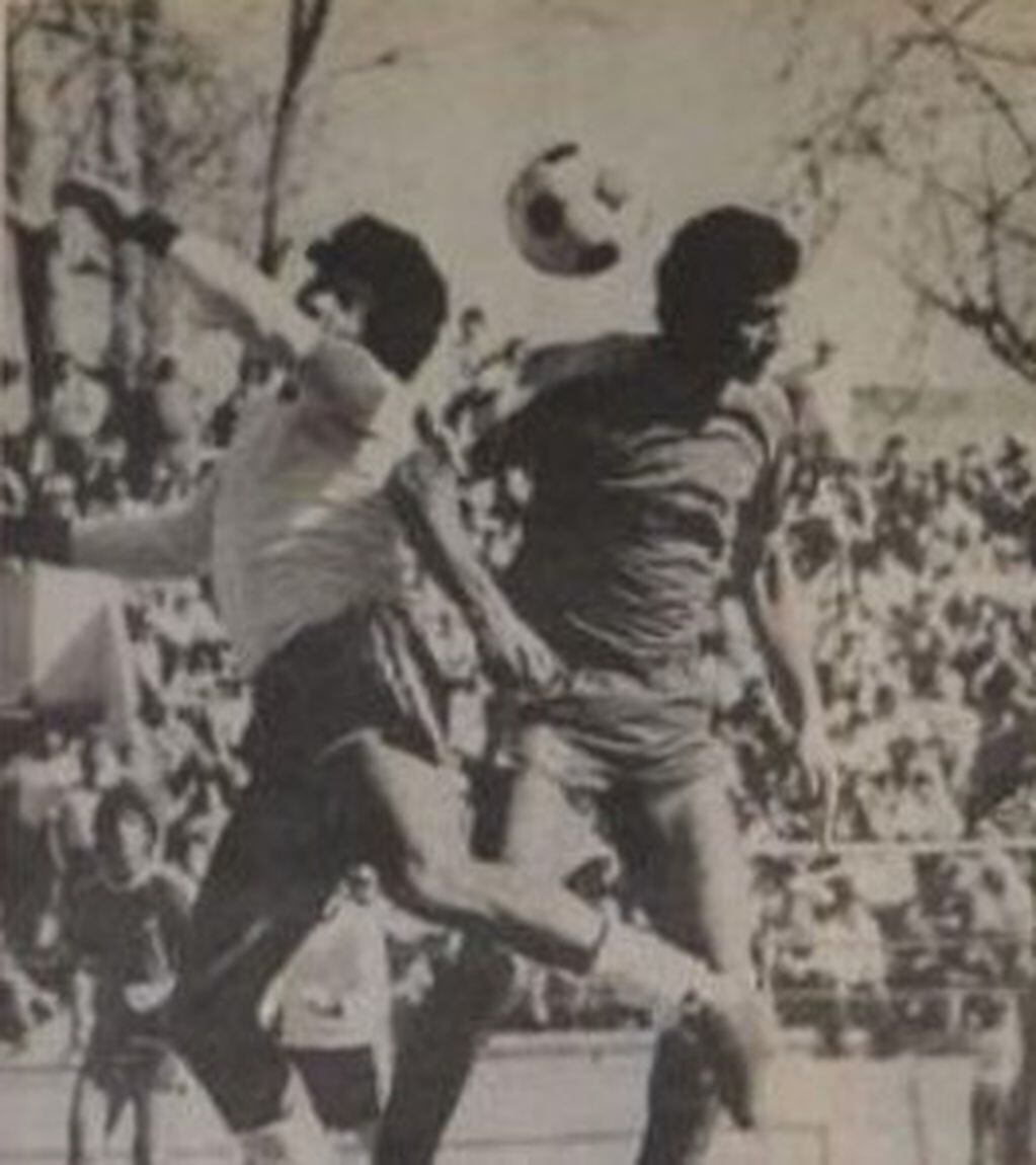 Gol agónico y título del Lobo. Eduardo Méndez (de camiseta blanca) le ganó en el salto al riojano Carrizo y decretó el triunfo del Lobo en la final del Clausura 1981 en cancha de Talleres.
