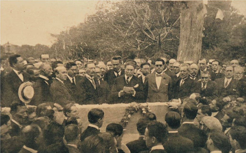 El gobernador Carlos W. Lencinas y la comitiva dirigente en el acto de inauguración de las obras sanitarias a realizarse en Capital de Mendoza (1923). Fuente: Suárez, 1924.
