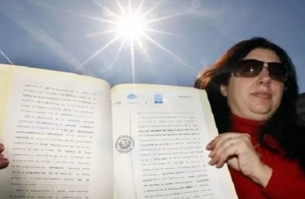 María Ángeles Durán, la "dueña" del sol junto al documento que constata su compra. Foto: CEDOC