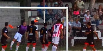 El Sport Club San Carlos terminó con 9 jugadores pero logró una igualdad 1 a 1 con Pilares, que llegaba con puntaje ideal.